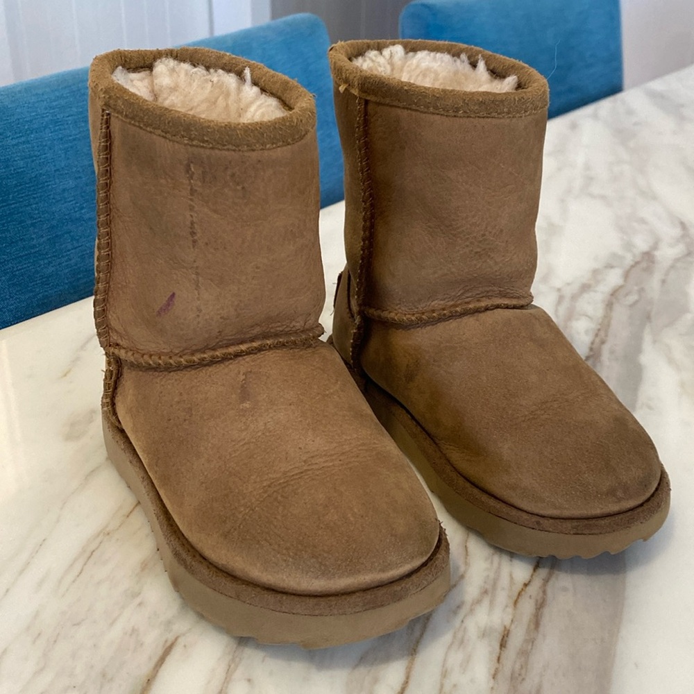 UGG classic boot, toddler US size 8